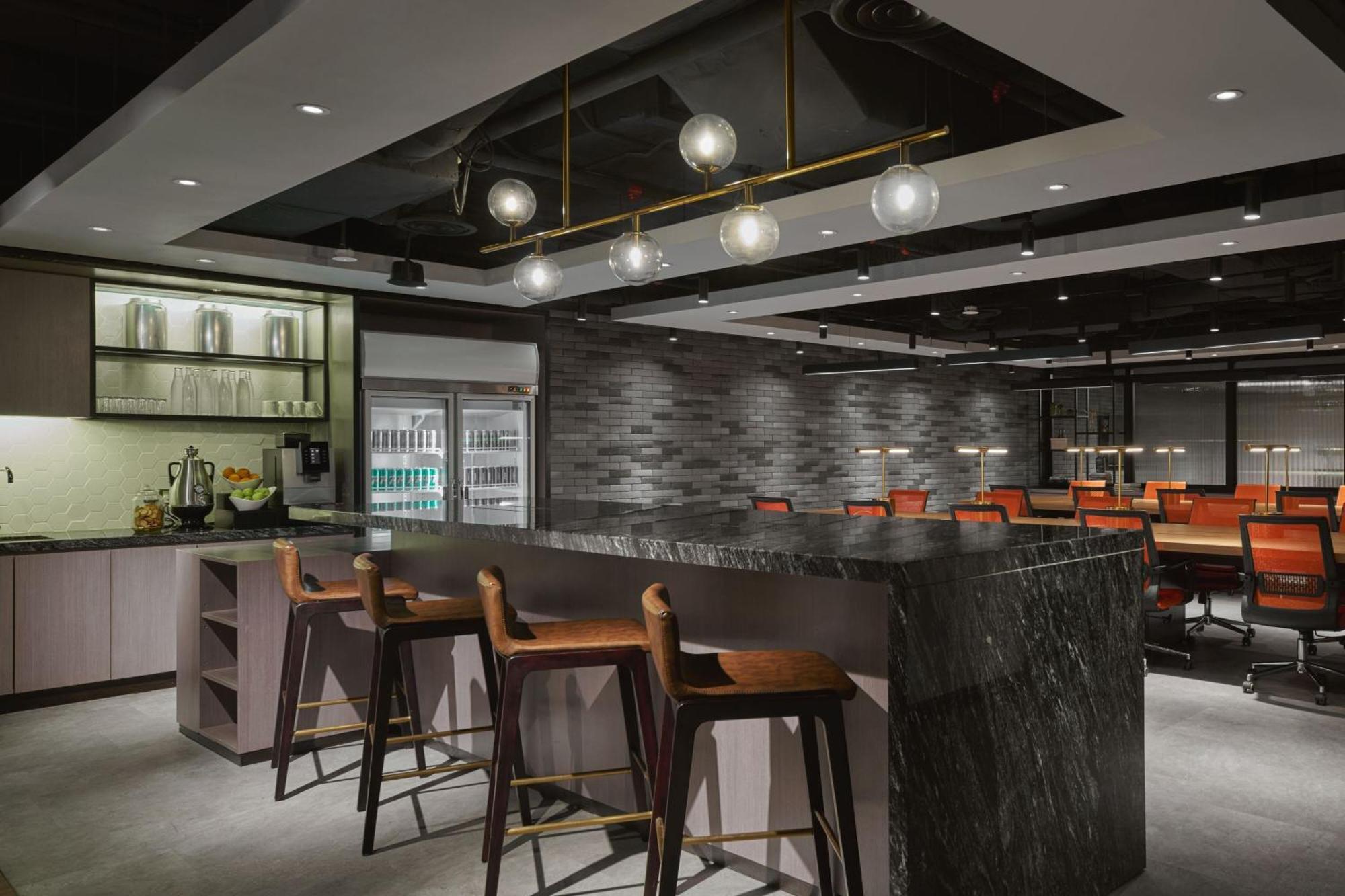 فندق جيه.دابليو ماريوت، كوالالمبور المظهر الخارجي الصورة The photo displays a modern interior space featuring a stylish bar area. The bar has several high stools arranged along a dark, elegantly designed counter. Above the bar, there are pendant lights that provide warm illumination. The background shows a